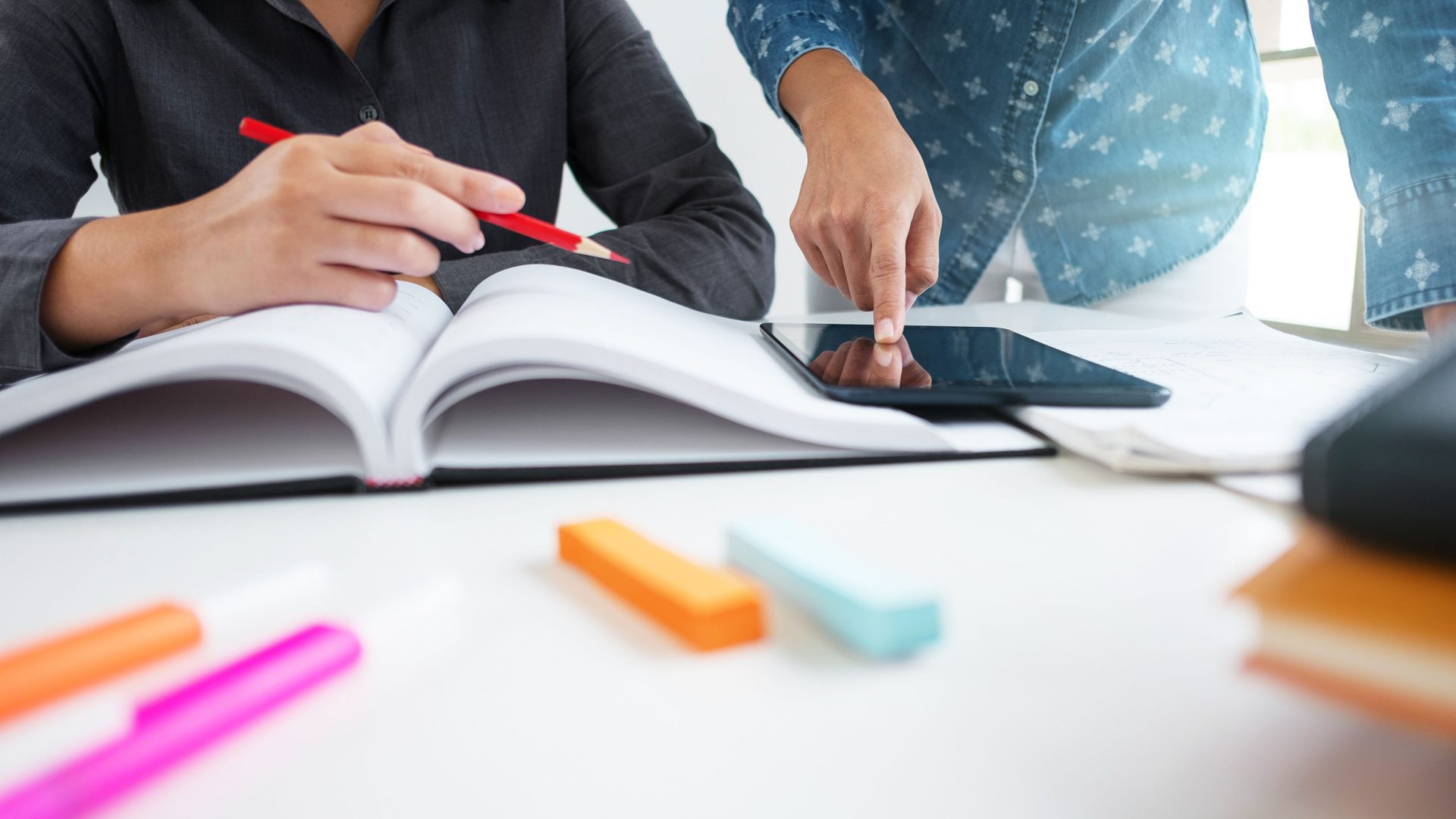 Alumno aprendiendo con un libro